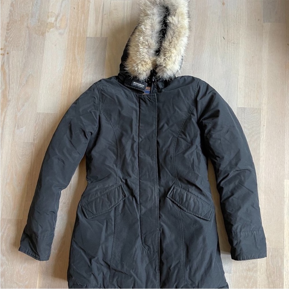 Woolrich Small women’s parka. Warm! Removable fur trim. Mid thigh length.